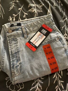 Women's Frye Blue Skinny Jeans
Modern Light Wash size 8/29
NWT